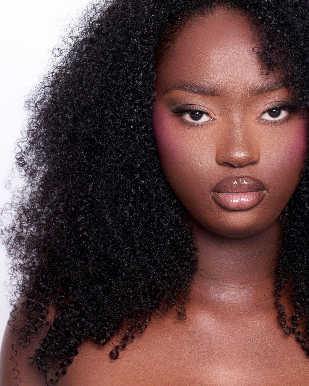 Demi-perruque: l’alternative sans colle pour un look naturel et un cuir chevelu serein