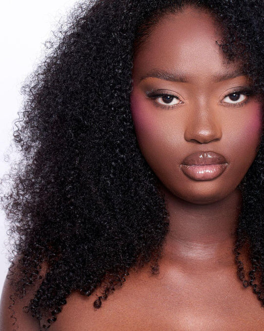 Demi-perruque: l’alternative sans colle pour un look naturel et un cuir chevelu serein